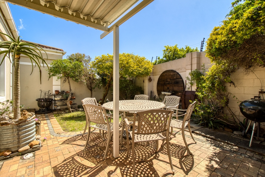 2 Bedroom Property for Sale in Harbour Island Western Cape
